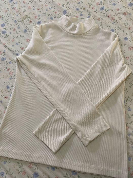 Белый лонгслив..