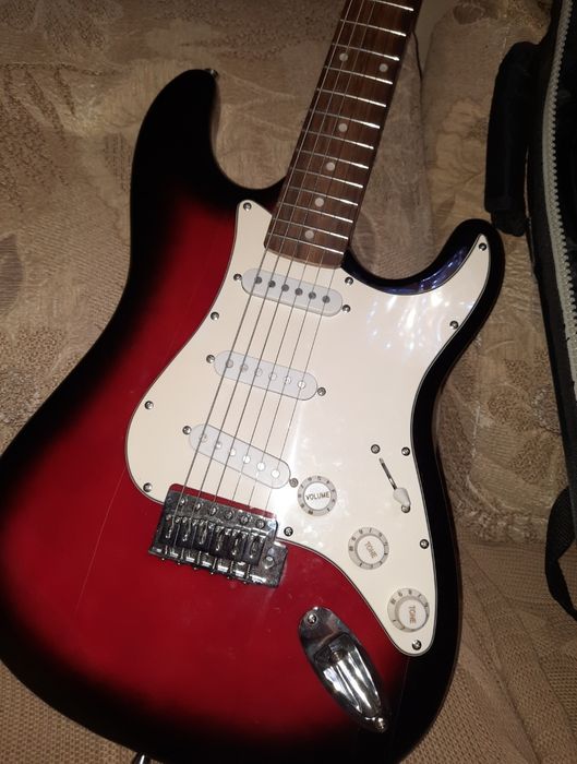 180000 тг.Гитара,комбик,чехол.