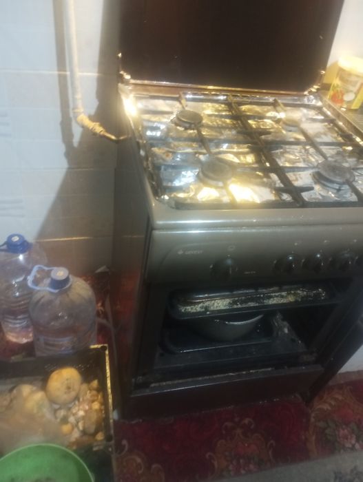 Gaz plita eski ,holati eshigi dagi oynasi singan dxopkasini eshigi ..