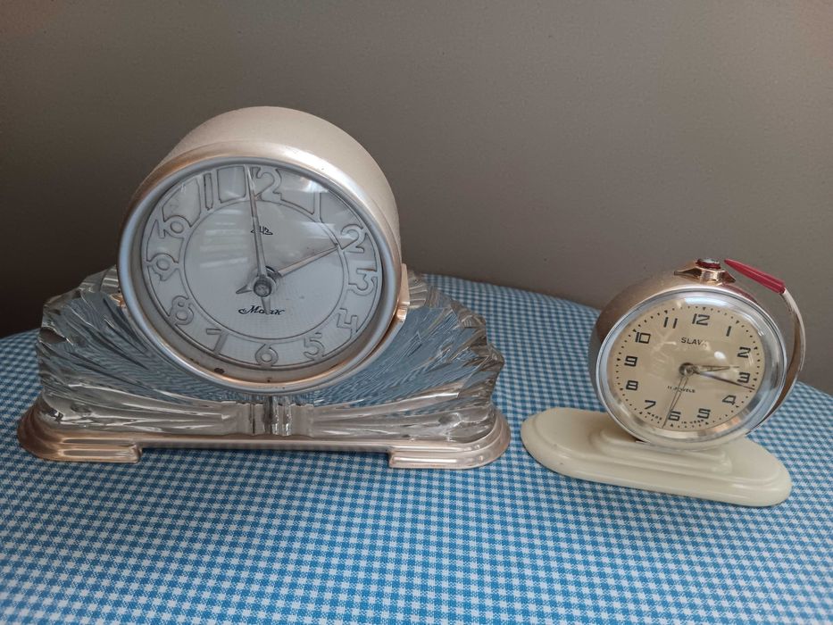 Ceas de masa Rusesc, vechi mecanic, de colectie , cu racheta, Comunism