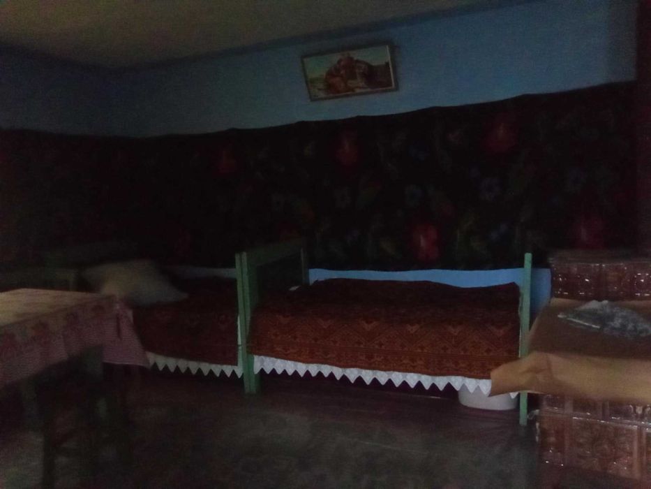 Vand teren intravilan, cu o casa, apa potabila, energie electrica.