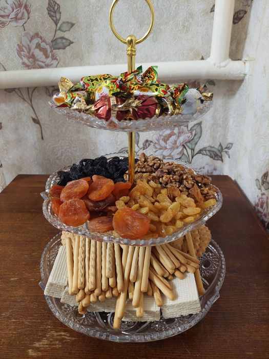 Трехъярусная конфетница.