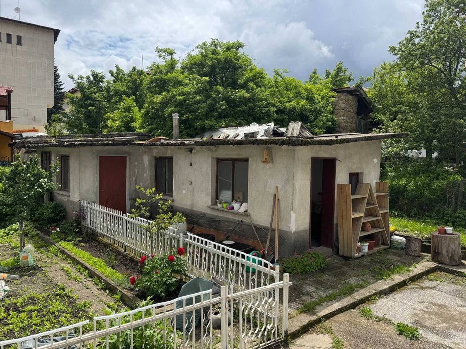 Етаж от каменна къща с двор в центъра на Чепеларе – 124 м²