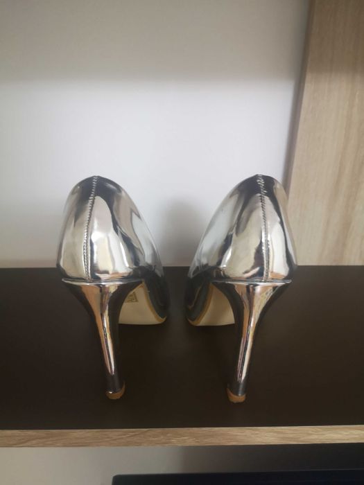 Pantofi argintii