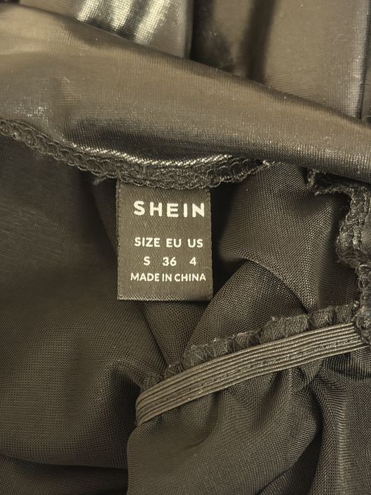 Pantaloni cu aspect de piele