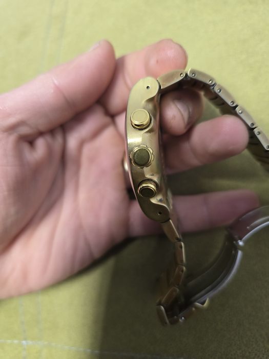 Swatch golden chest