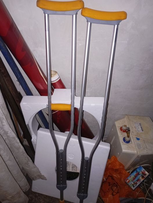 Шина за глезен Aircast , проходилка и патерици