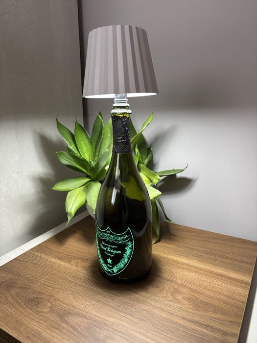Dom Perignon Luminous настолна лампа от празна бутилка