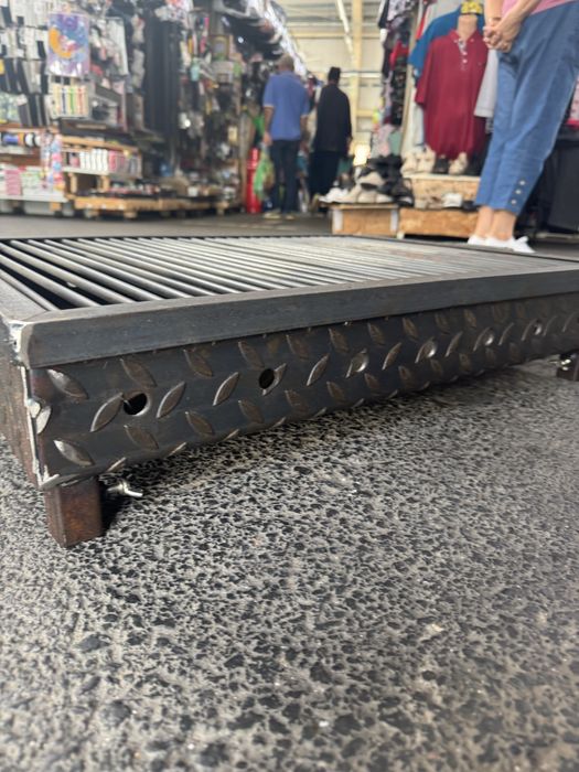 Gratar mare metalic 70x50 cm din tabla striata cu picioare