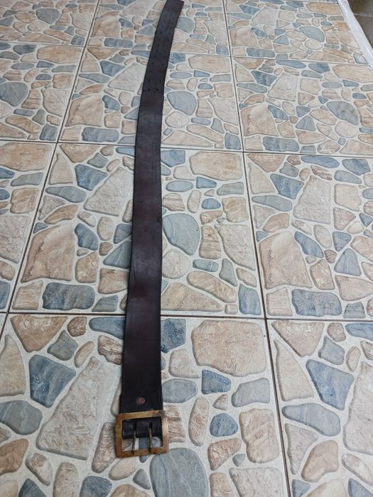 Дървени корита, гаванки, и мъжки кожен колан