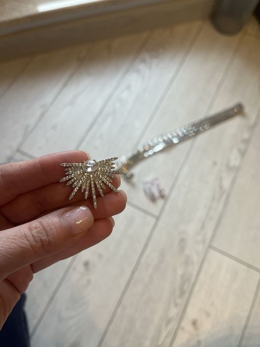 Дамски обеци блестят