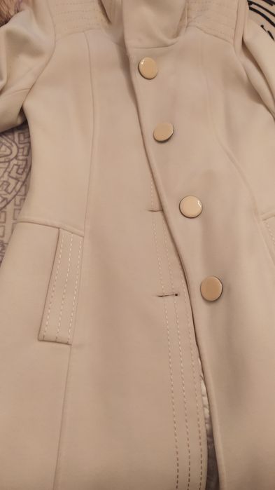 Продам Пальто кремового цвета