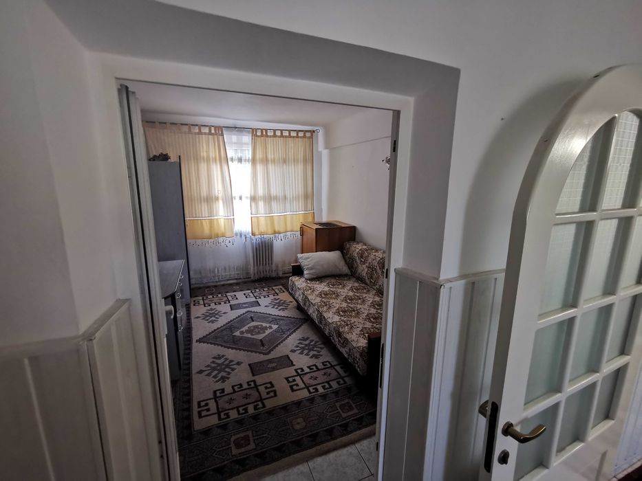 Închiriez apartament 3 camere în centrul Bârladului