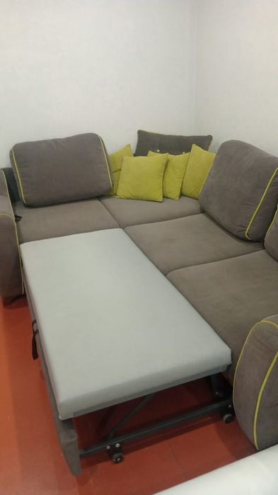 Угловой диван с ящиками.