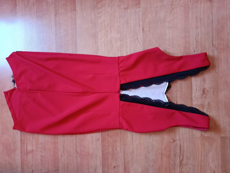 Къса червена рокля