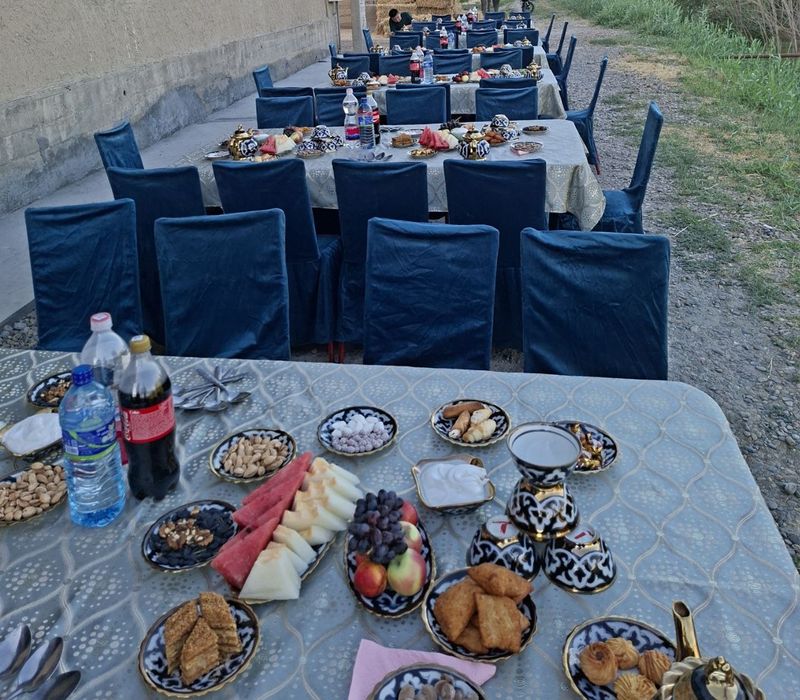 To‘y va marosimlar uchun stol stullar sotiladi. Idishlari bilan