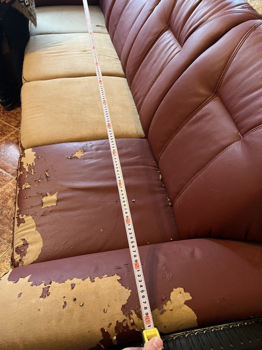 Диван кожен с покривало