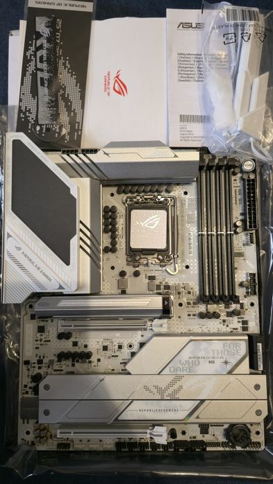 ASUS Strix Z890-A Intel LGA-1851 дъно. Core Ultra.