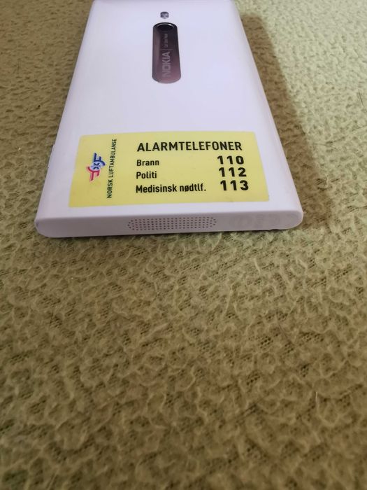 Nokia Lumia 800 cu incarcator si cablu de date