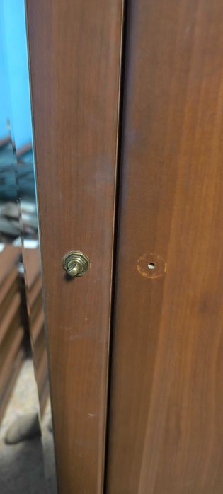 Большой шкаф для одежды с зеркалом