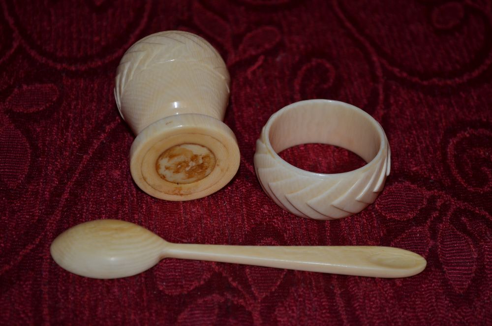 SET - Sculptat manual Ivory - Paharel + Lingurita + Inel servetel !