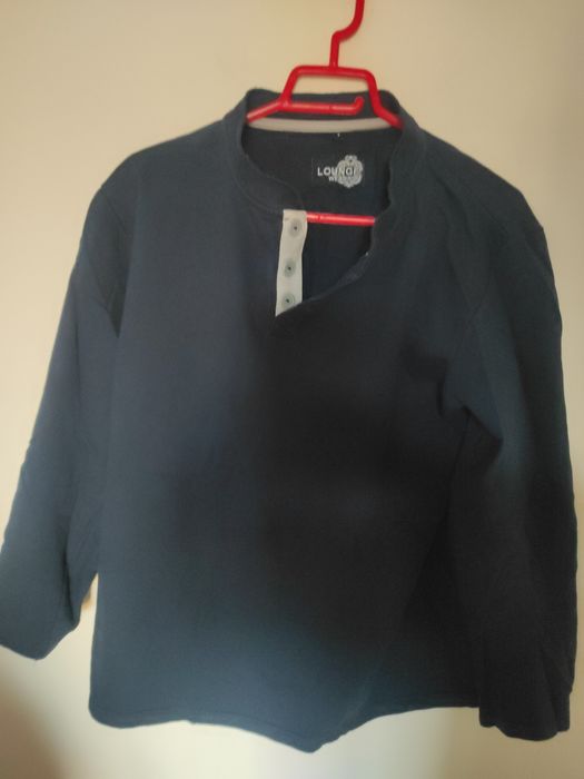 Pulovere, jersee, mărimi diferite, modele diferite, culori diferite.