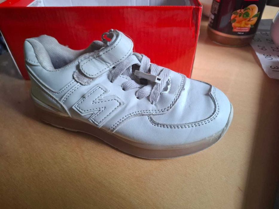 Кроссовки со светящейся подошвой.