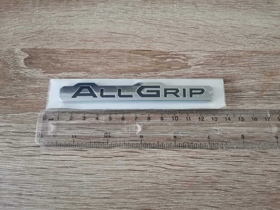 сребриста емблема Suzuki AllGrip