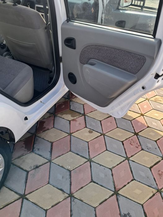 Vand dacia logan full 14 benzina an 2007 euro 4