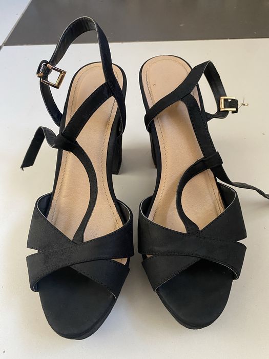 босоножки на каблуке черные продам
