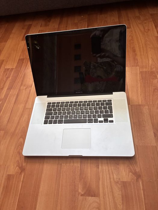 Продам MacBook 17 pro