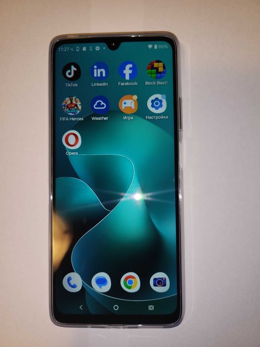продавам чисто нов смартфон moto g06