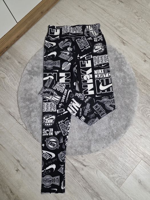 Дамски спортен клин Nike