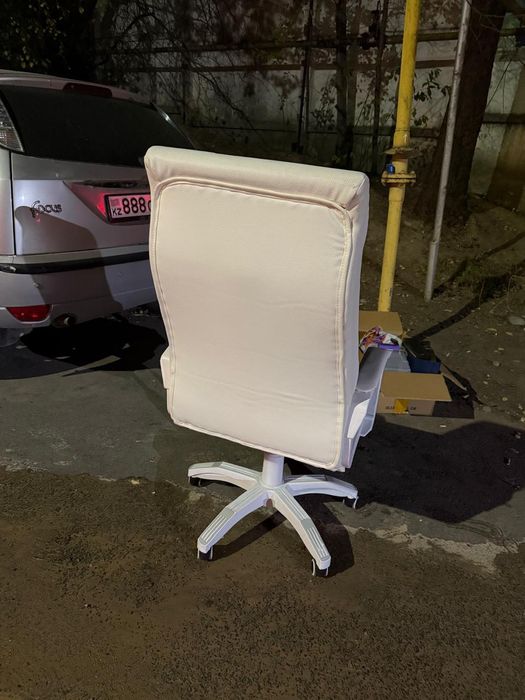 Белое офисное кресло