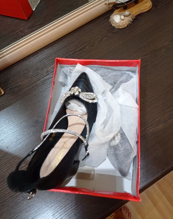 Ayollar oyoq kiyimi (tuflis)i ajoyib bejirim. Yangi kiyilmagan