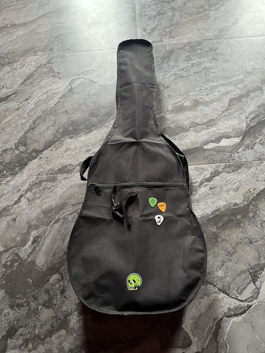 Vând chitara ne folosita ca noua