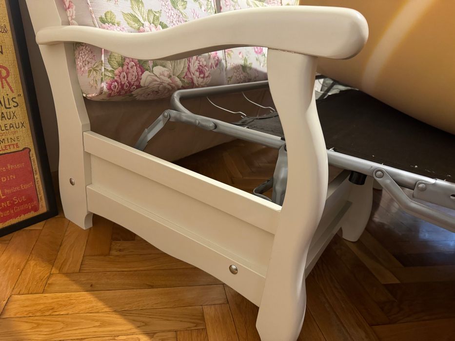 Canapea și fotoliu din lemn masiv.