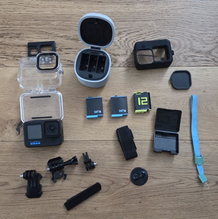 GoPro Hero 10 Black + зарядно и аксесоари