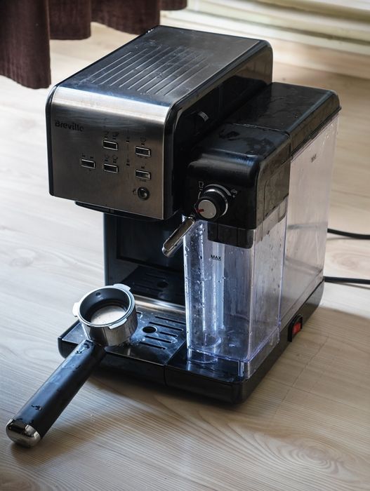 Espressor Breville cu sistem automat  de lapte + Râșniță Heinner