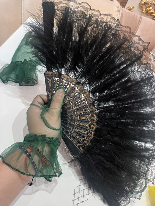 Черни ръкавици и обици