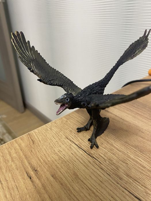 Фигурка микрораптора