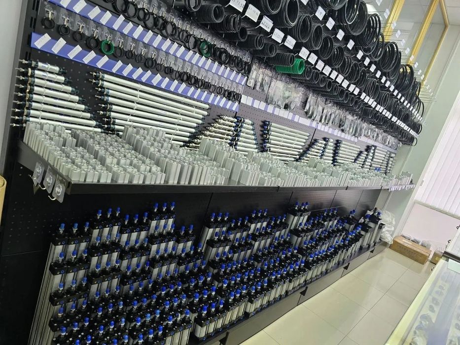 Пневмопривод, пневмоцмлиндр, распределитель воздуха, датчик.