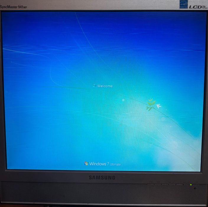 компютър с монитор