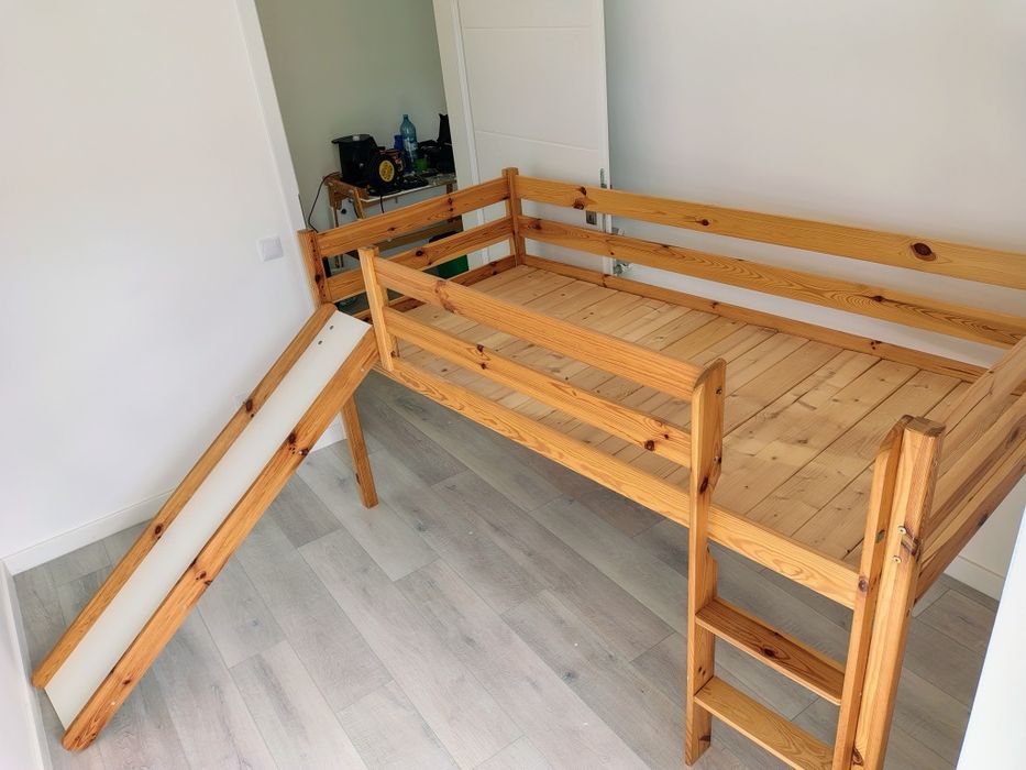 Pat cu topogan ținut bine în lemn natural.