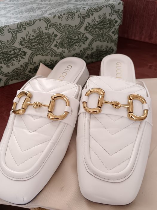 Ayollar uchun oyoq kiyim