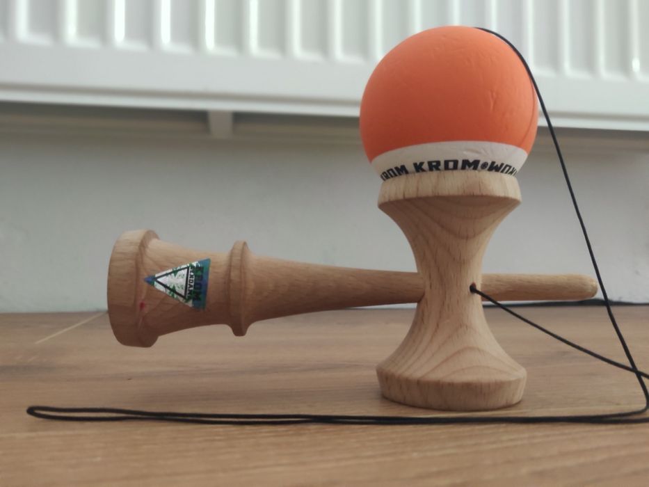 Kendama KROM Nouă - Portocaliu/Alb - Râmnicu Valcea