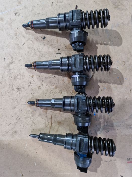 Injectoare VW T5 2.5 cod 07Z130073N