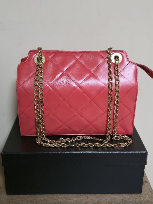 Escada оригинална дамска чанта от естествена кожа