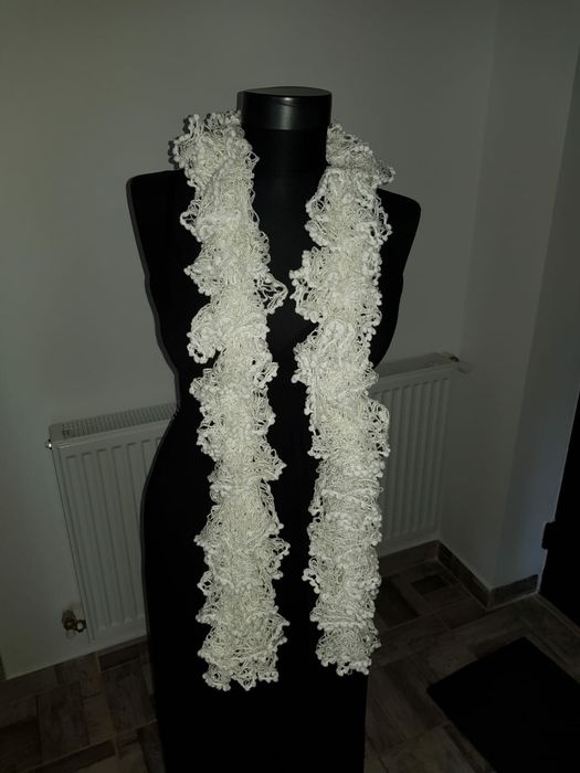 Fular alb lucrat de mana