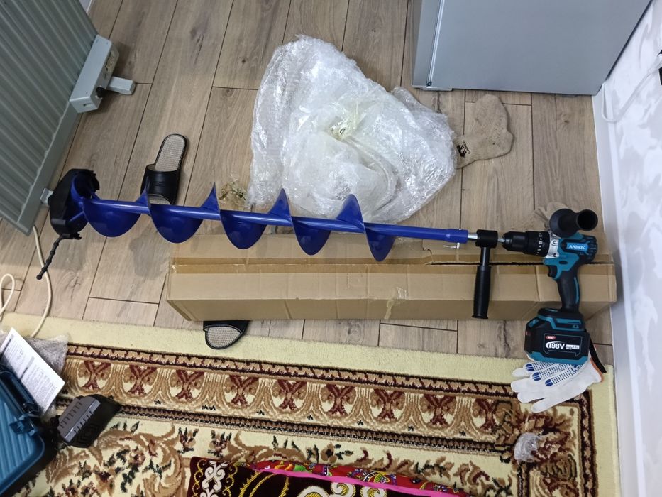 Ледобур в комплекте.